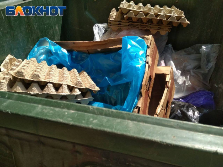 Вонь тухлятины: мясной магазин в Макеевке выбрасывает отходы под окнами многоэтажки