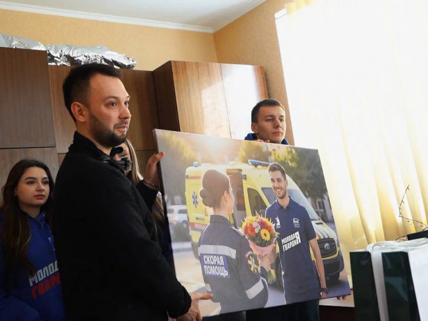 «Они спешат на помощь под обстрелами»: волонтёры ДНР поздравили фельдшеров скорой помощи Ясиноватой и Горловки