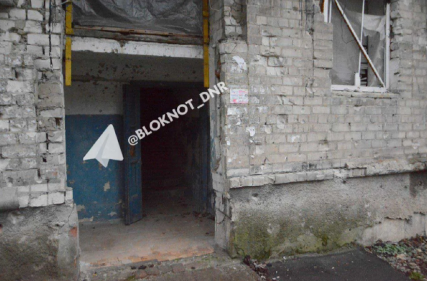 Минстрой ДНР виртуально расселил жителей разбитого дома в Донецке и не может установить дверь на подъезд