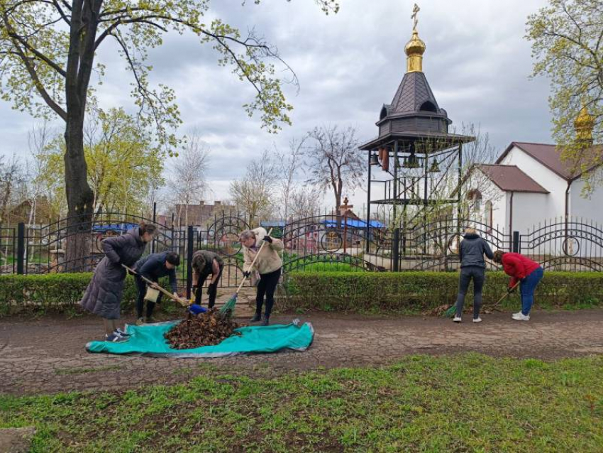 В Мариуполе на общегородской субботник вышли порядка 2000 человек