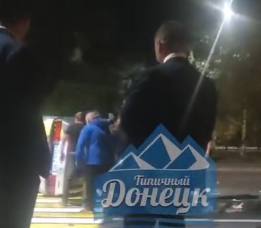 Легковушка опрокинулась рядом с гостиницей Рамада в Донецке