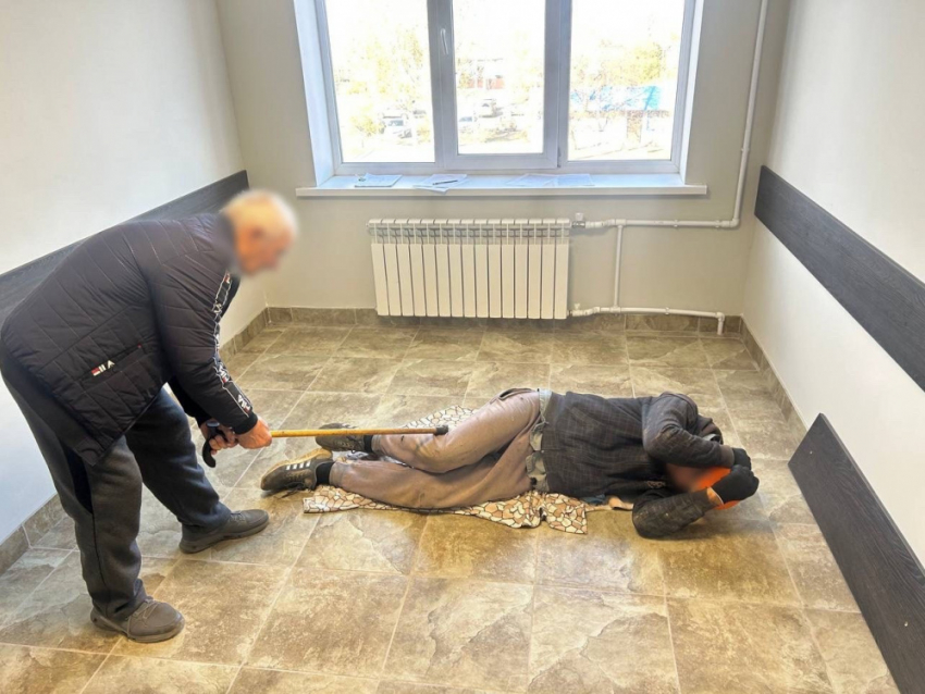 Житель Тореза избил соседа по голове его же тростью до сотрясения 