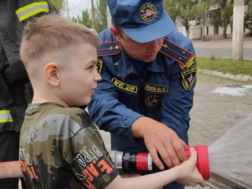 Стать пожарным: малыши ДНР смогли почувствовать себя настоящими спасателями