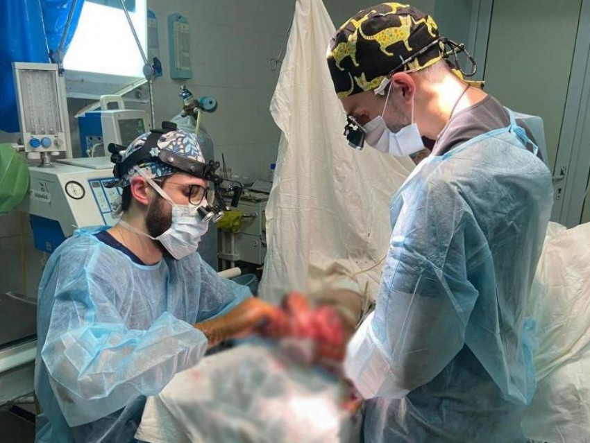 Хирурги спасли пальцы руки мужчины, пострадавшего при чудовищном обстреле рынка в Донецке