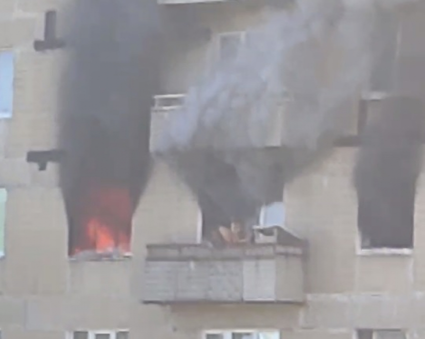 Люди оказались заблокированы на балконе 8 этажа из-за пожара на Текстильщике в Донецке