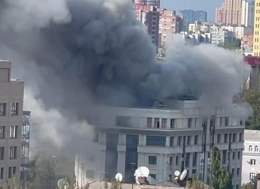 Украинцы обстреляли из РСЗО здание администрации Дениса Пушилина в центре Донецка