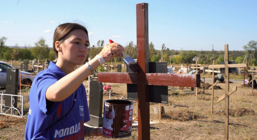 Надгробные таблички на могилах ополченцев ДНР обновили волонтеры