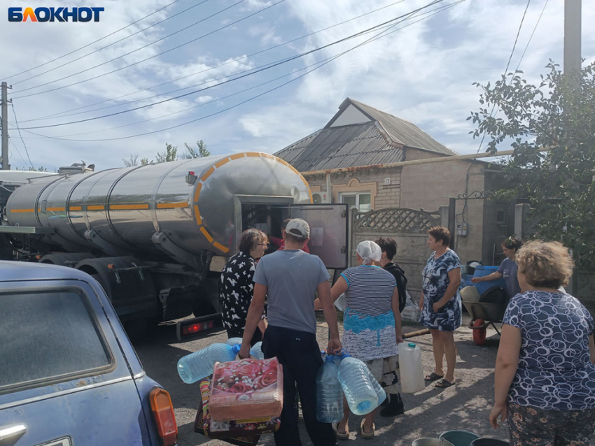 Выйдет баком: если не решить проблему с доставкой воды людям, Донбасс опустеет