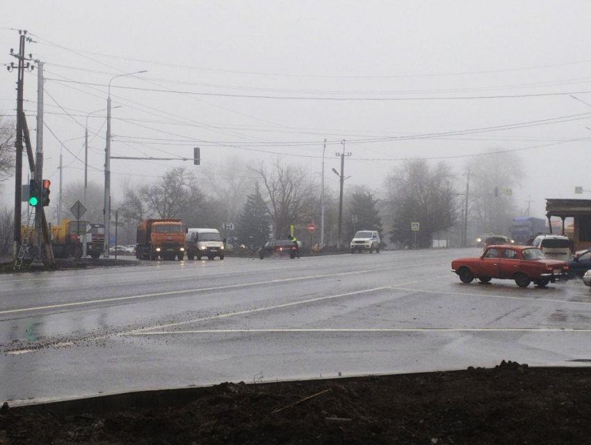 По дороге в Крым в Новоазовске установили новый светофор