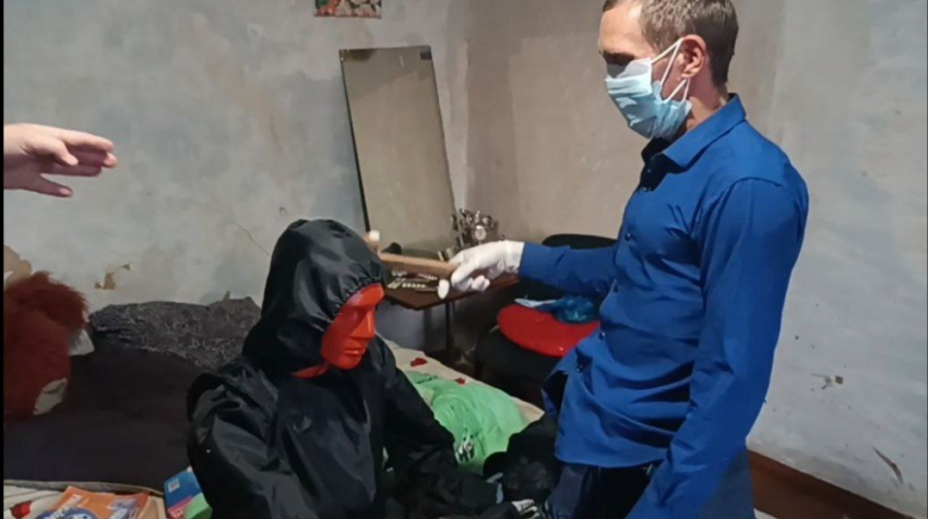 Житель Донецка показал, как убивал молотком и прятал в коврик тело случайного собутыльника
