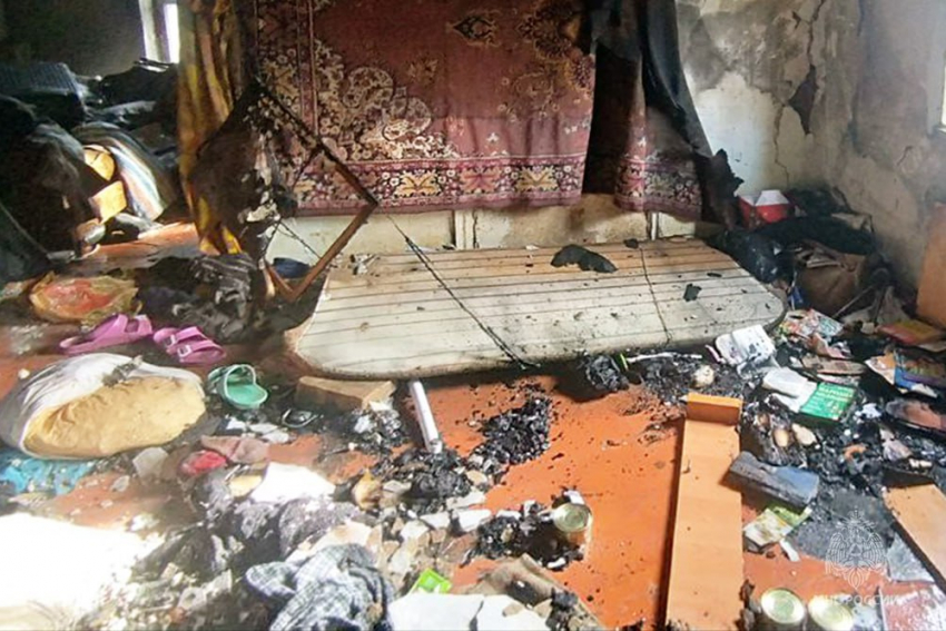 Сотрудники МЧС ДНР вынесли на улицу мужчину при пожаре в частном доме в Мариуполе 