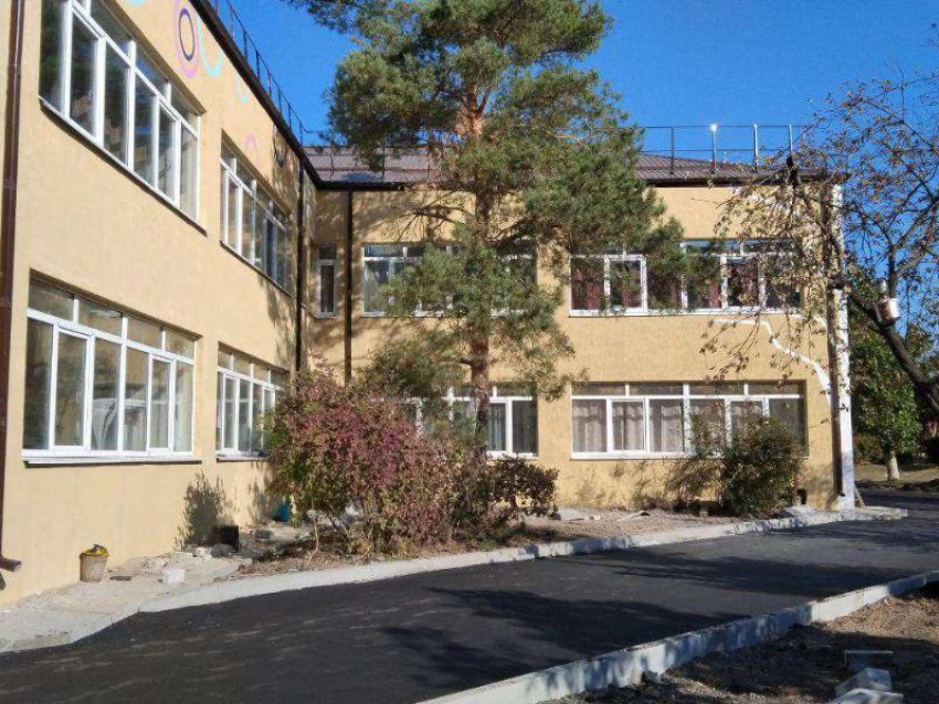 Магаданские специалисты завершают капитальный ремонт самого большого детского сада Ждановки 