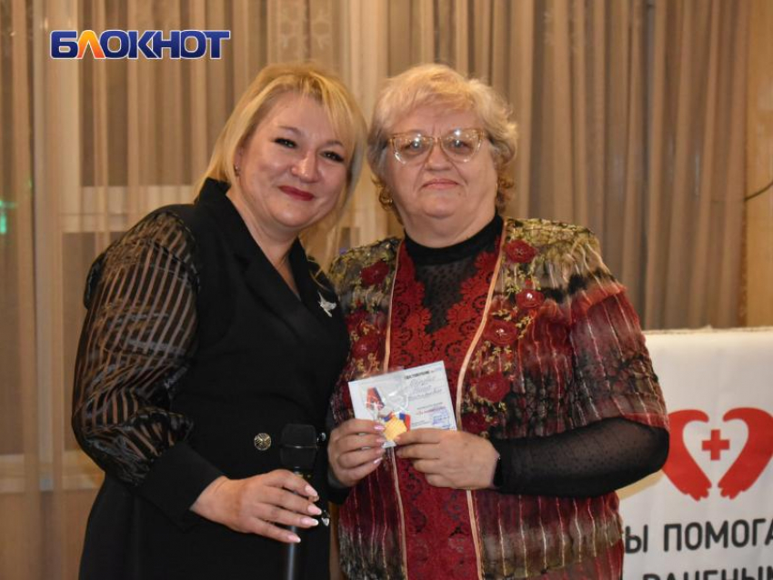 Медалями и белыми крестами за милосердие и добровольчество отметили волонтеров в ДНР