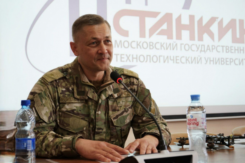 О новых технологиях в беспилотной сфере и жизни в ДНР с московскими студентами пообщался советник главы ДНР Ян Гагин
