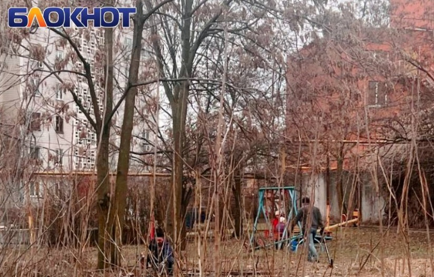 Вонючее болото начали убирать коммунальщики в Киевском районе Донецка