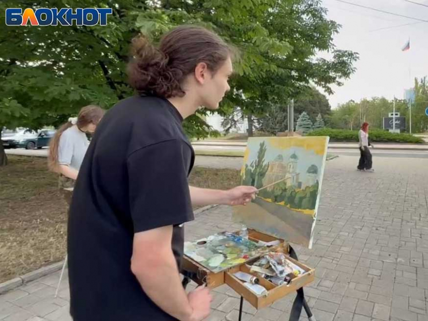 Студенты Донецкого художественного колледжа запечатлевают красоты столицы ДНР