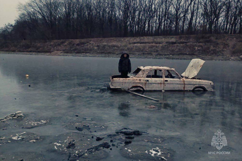 Ребёнок застрял в затонувшей машине на льду в Макеевке