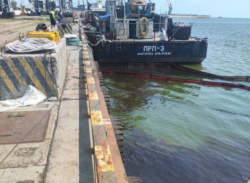 Азовское море захлебывается в нефти из-за ЧП в Мариуполе