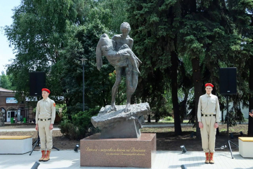 Памятник маленьким ангелам на средства ленинградцев открыли в Енакиево ДНР в преддверии Дня защиты детей