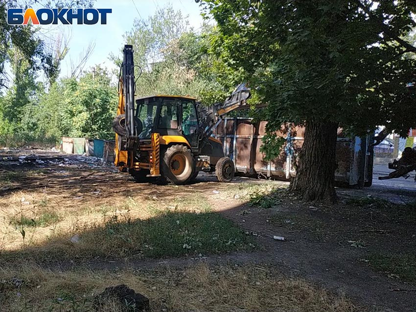 После публикации «Блокнота» по улице Бирюзова в Кировском районе Донецка убрали мусор