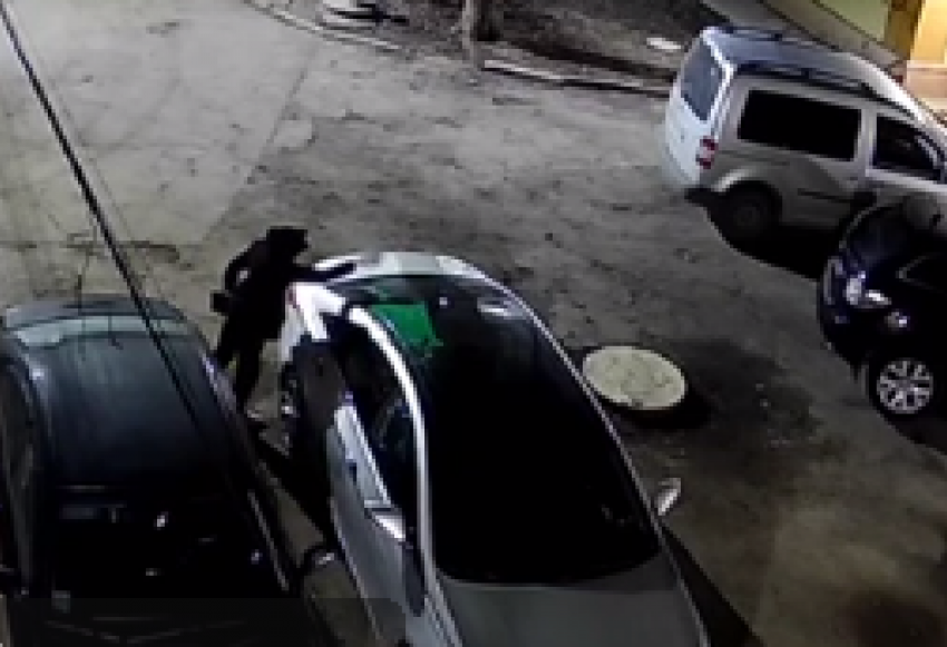 В Мариуполе женщина облила зелёной краской чужой автомобиль в Мариуполе