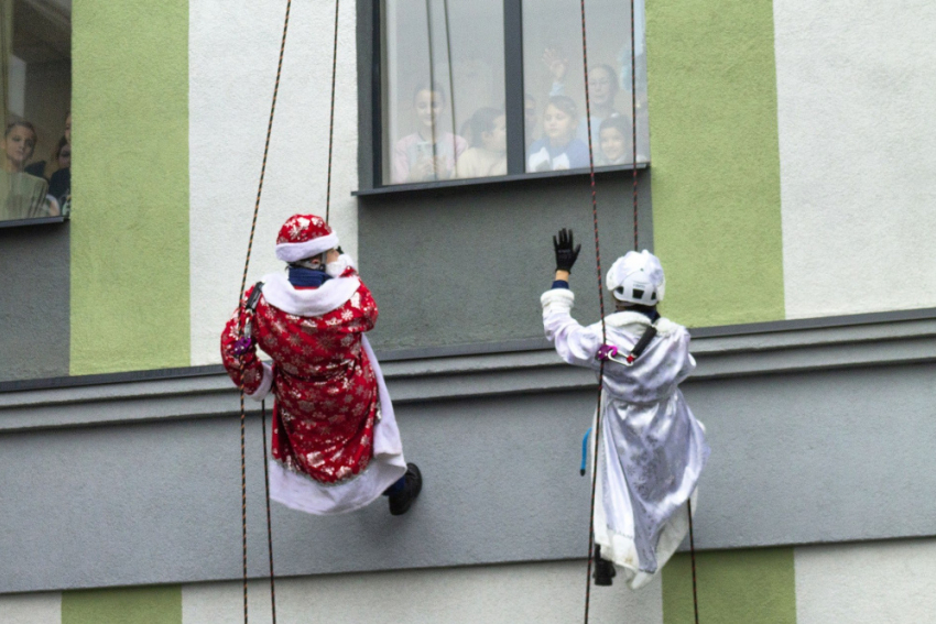 Спасатели в костюмах Дедов Морозов спустились с крыши больницы в Мариуполе