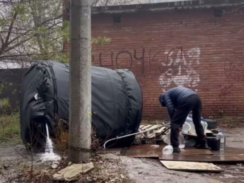 Из-за ненадежного паллета упала емкость для воды в Донецке, это не первый случай