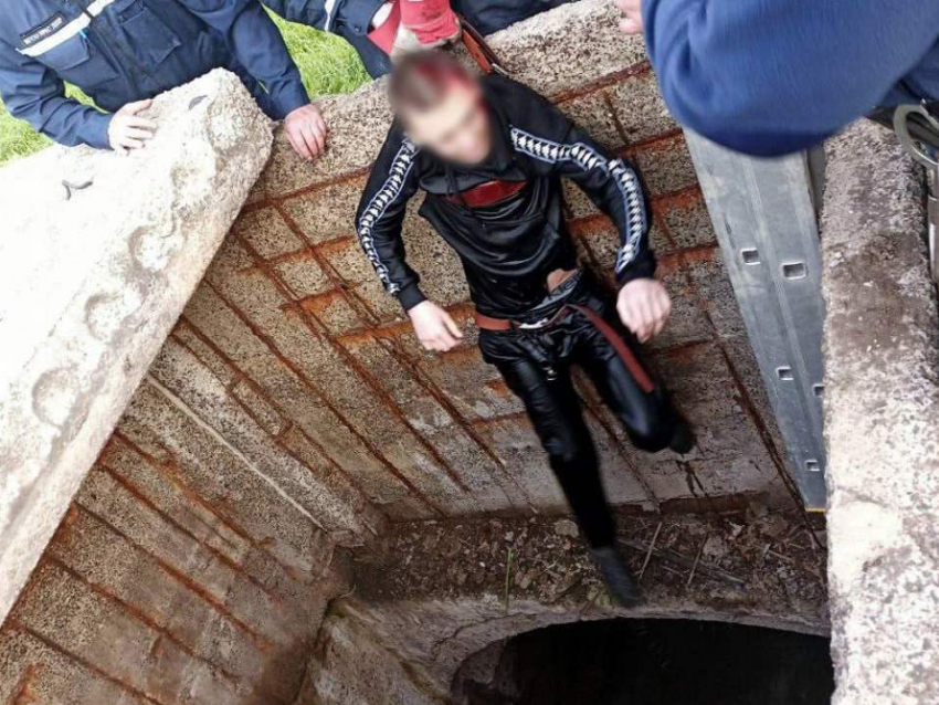 В плену у канализации: в Донецке подросток провалился в коллектор