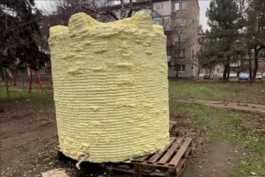 В Енакиево баки для воды облепили монтажной пеной перед сложной зимой ДНР