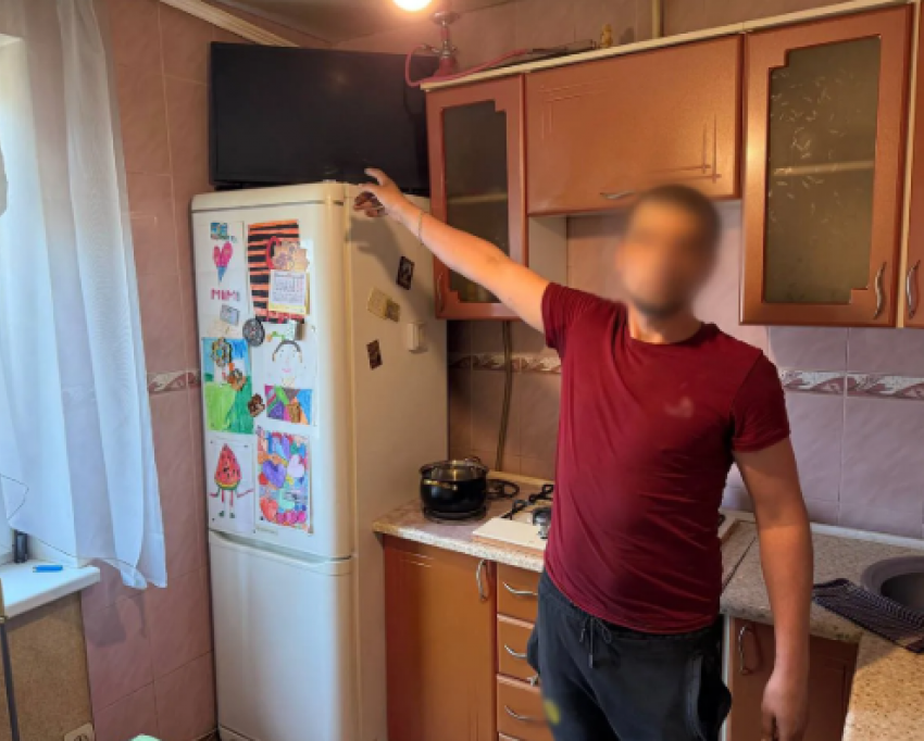 Житель Мариуполя проник в чужой дом и вынес телевизор