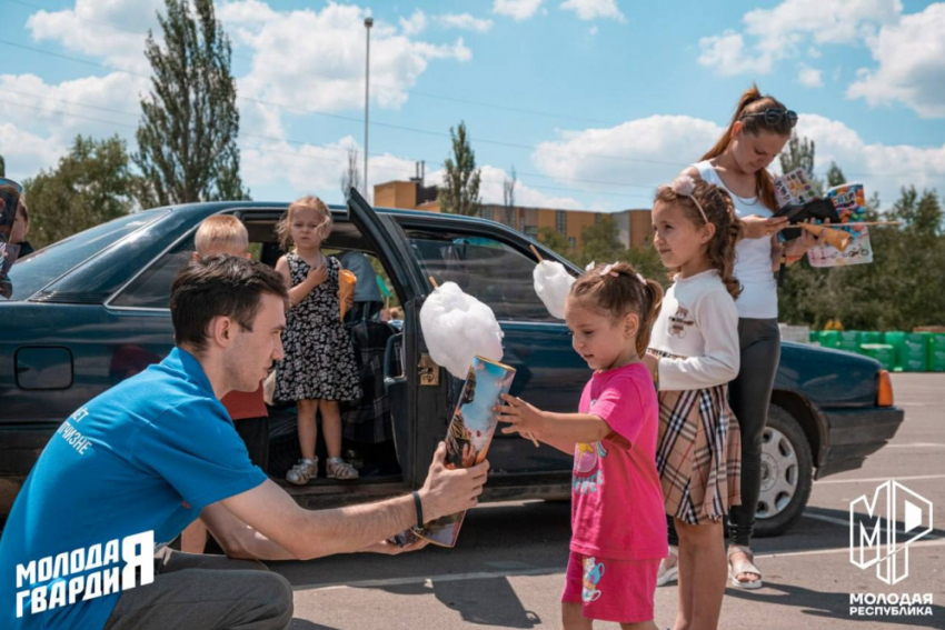 Команда молодежки попала под обстрел, раздавая малышам подарки и конфеты на улицах Донецка