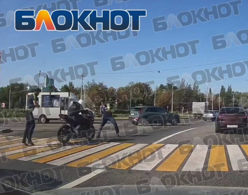 Мотоциклист сбил инспектора ГИБДД в Донецке