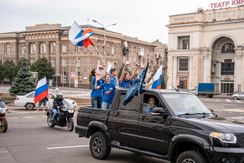 Под музыку и с флагами: в центре Донецка прошел автопробег в честь Дня России