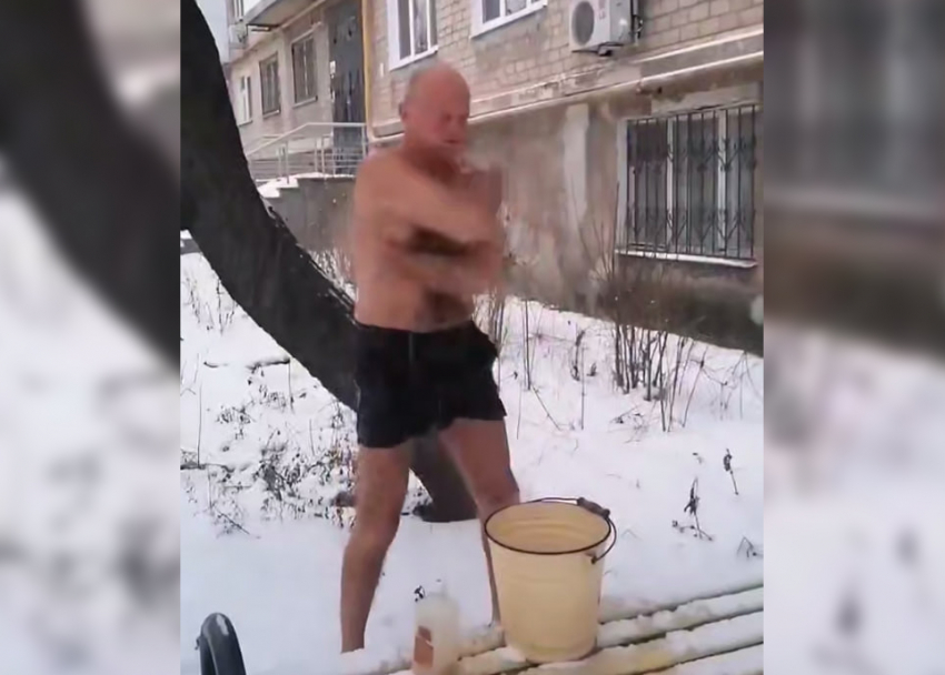 В сети завирусилось видео с дедом-моржом в трусах из Донецка, который купается с мылом в мороз