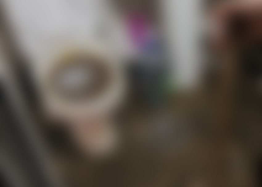 Фекалии пошли через унитаз в квартиры макеевчан из-за замерзшей канализации, фото внутри