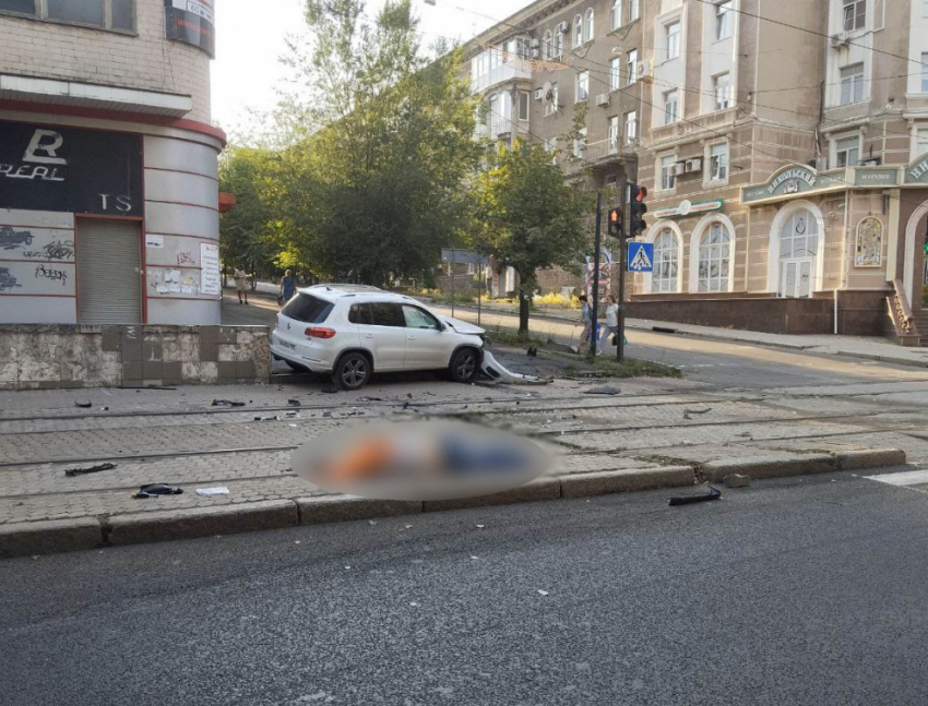 Водитель вылетел через пассажирскую дверь в результате ДТП в центре Донецка