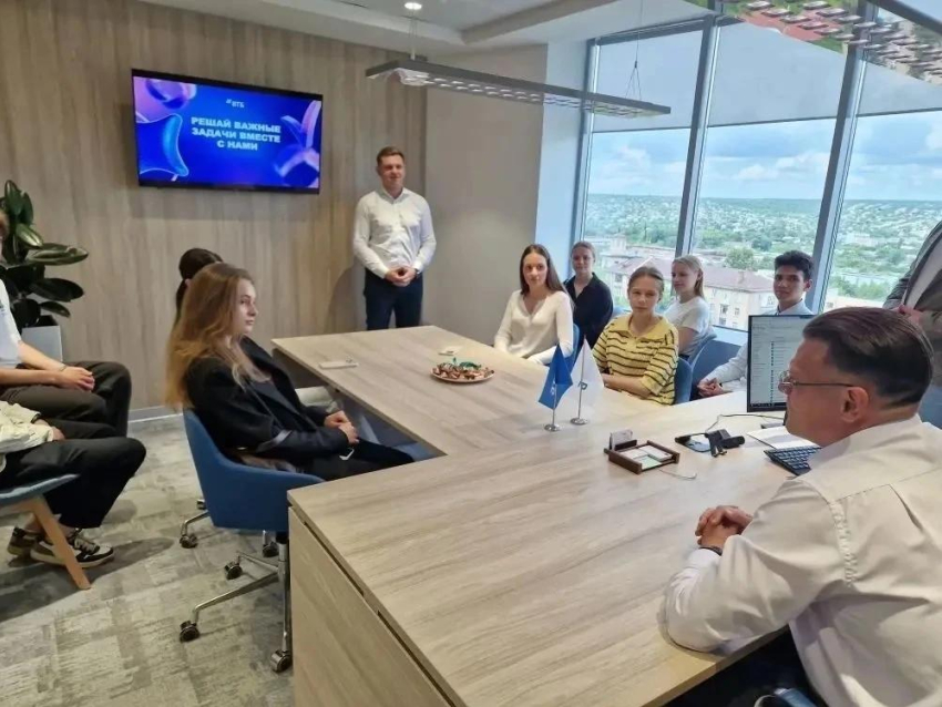 Банк ВТБ завершил образовательную программу для студентов в Луганске