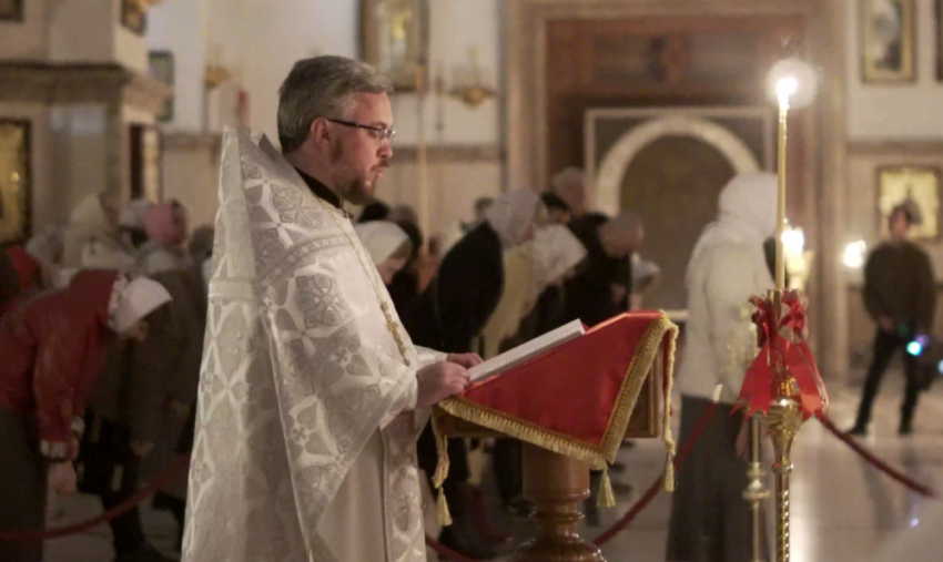 Ночная пасхальная служба в Донецке собрала сотни прихожан в Ленинском районе