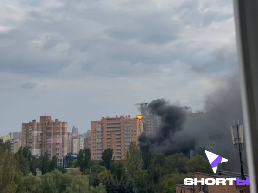На видео попал момент прилета украинского снаряда в жилой дом в центре Донецка