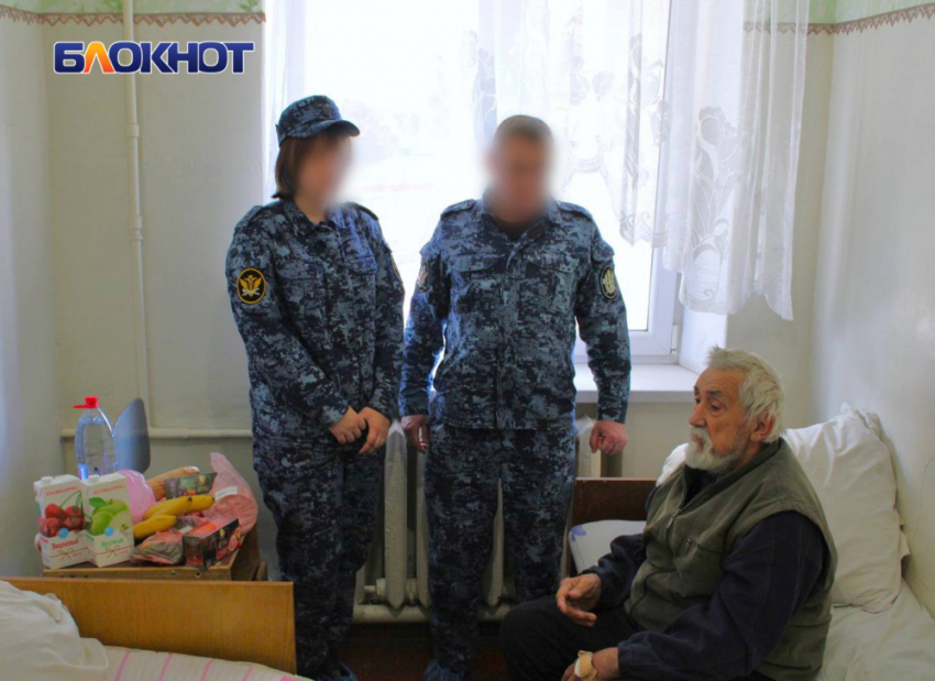 Спасенного при пожаре дедушку-инвалида из Тореза навестили в больнице сотрудники колонии