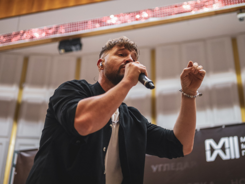 «Сейчас ведется борьба за умы молодежи»: артист KAMAZZ выступил в Мариуполе и пообщался с молодежью ДНР