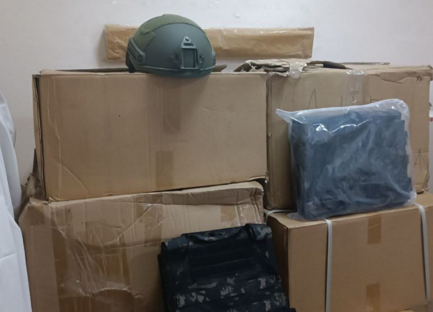 Медикам скорой помощи в ДНР доставили комплекты касок с бронежилетами