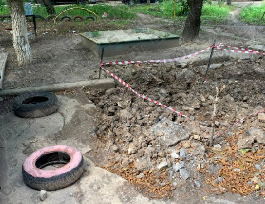 Прорванные трубы во дворе Донецка не чинят уже год