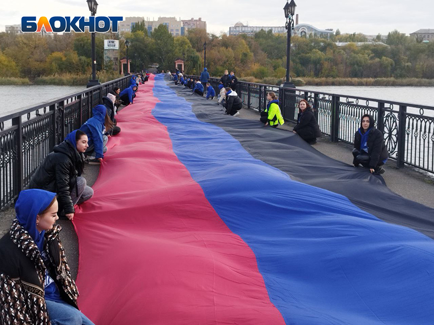 В Донецке развернули 200-метровый флаг ДНР