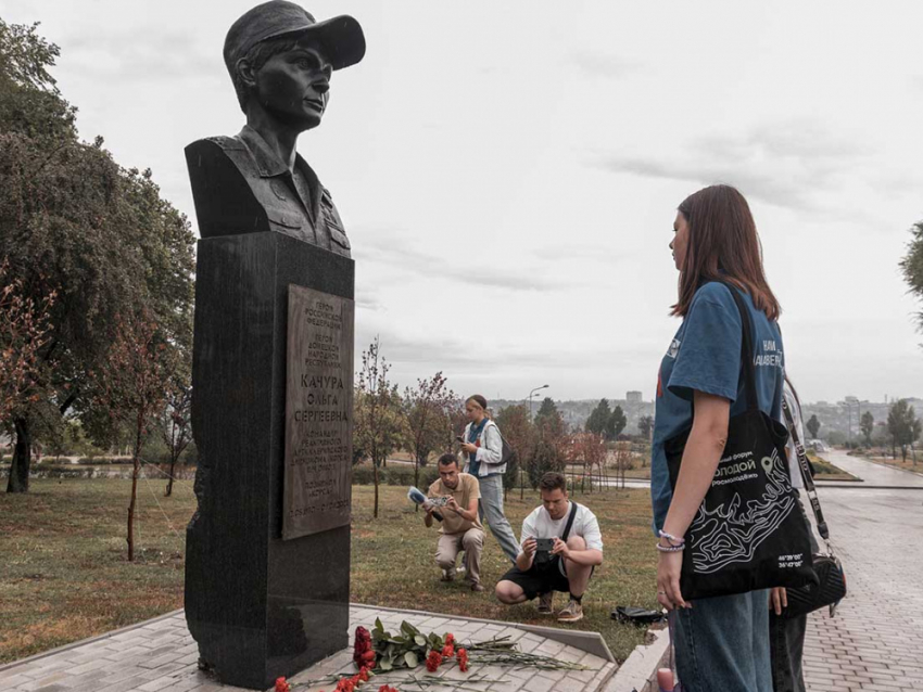 Молодежь ДНР почтила память легендарной Ольги «Корсы» Качуры, несмотря на дождь