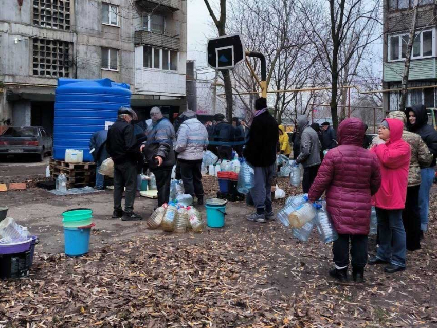 Женщина упала в обморок, стоя на морозе в очереди за водой в Макеевке, это не первый случай