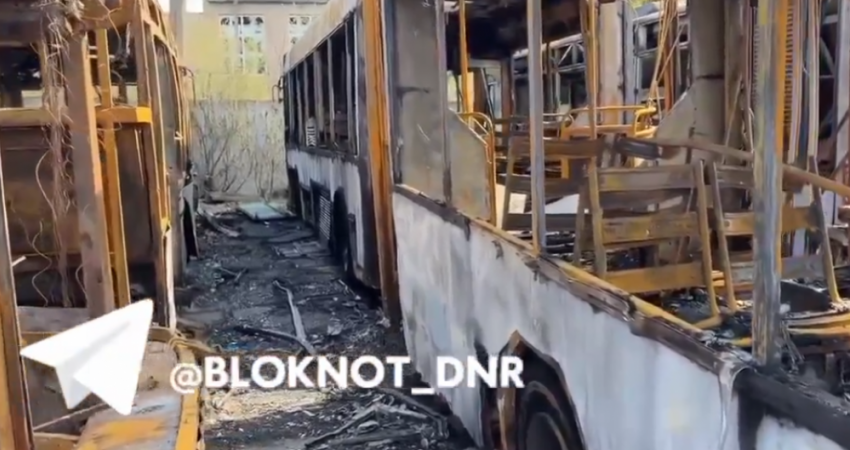 ВСУ сожгли американским дроном 5 городских автобусов в Донецке 