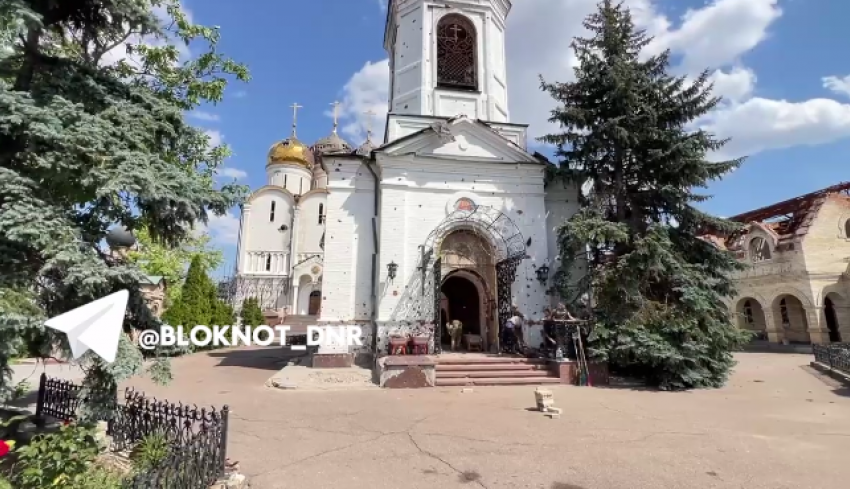 Расчищать от завалов территорию монастыря под Угледаром помогает молодежь «Народного Фронта» со всей России