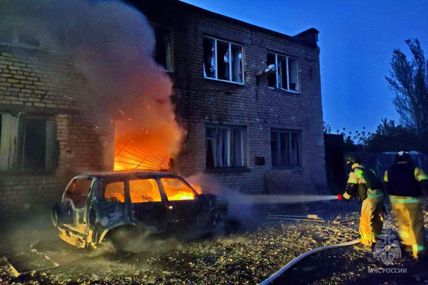 На территории коммунального предприятия в Ясиноватой произошел пожар в результате обстрела со стороны ВСУ 