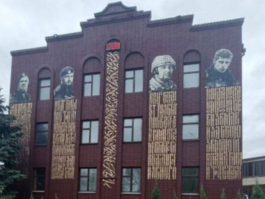 Муралы с портретами и цитатами Героев ДНР появились в Мелитополе